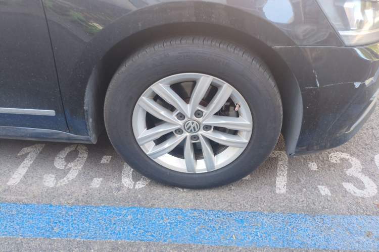 Used Volkswagen Passat 2015 1.8TSI DSG Luxury Edition Right Front Wheel Hub