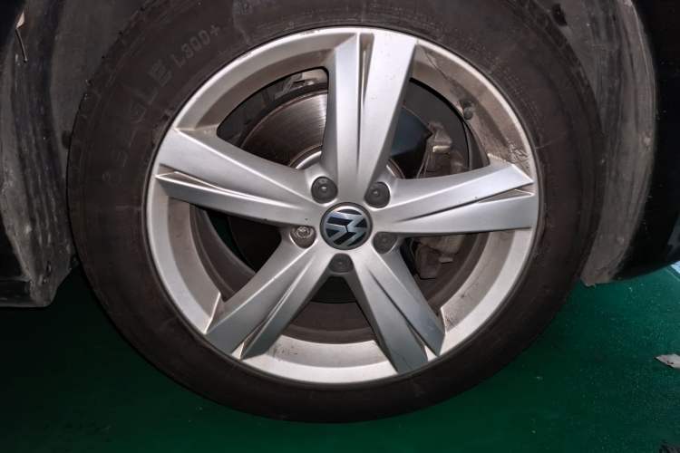 Used Volkswagen Passat 2015 1.8TSI DSG Prestige Edition Right Front Wheel Hub