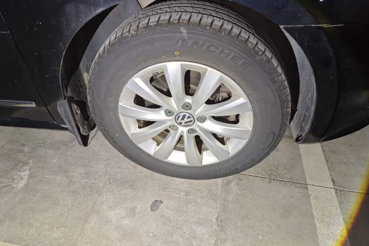 Used Volkswagen Passat 2015 1.8TSI Automatic Prestige Edition Right Front Wheel Hub