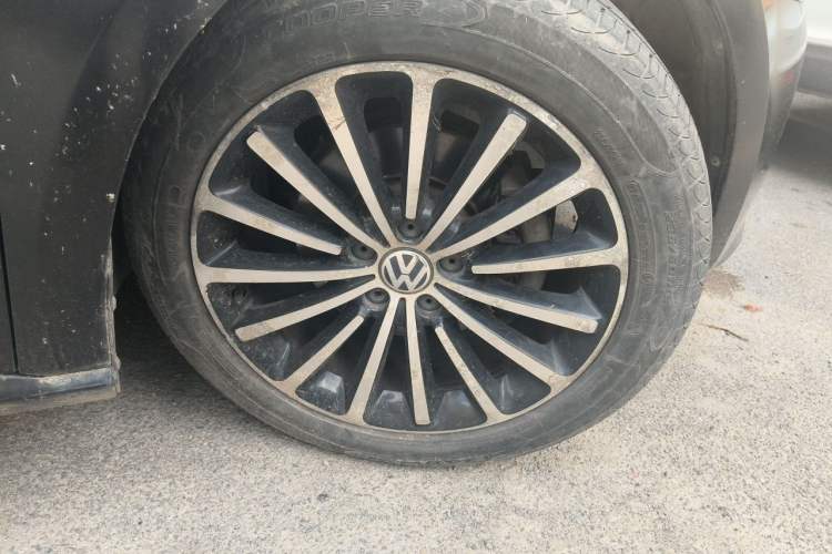 Used Volkswagen Passat 2015 1.8TSI DSG Prestige Edition Right Front Wheel Hub