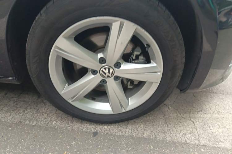 Used Volkswagen Passat 2015 1.8TSI DSG Prestige Edition Right Front Wheel Hub