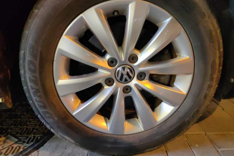 Used Volkswagen Passat 2015 1.8TSI DSG Prestige Edition Right Front Wheel Hub