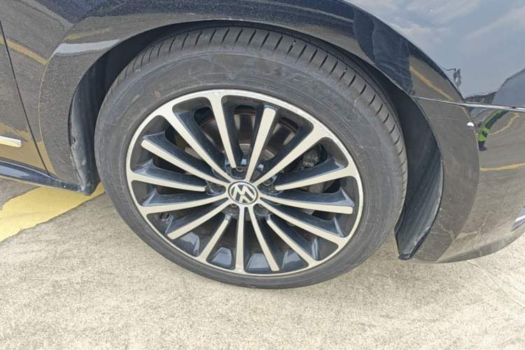 Used Volkswagen Passat 2015 2.0 TSI DSG Prestige Edition Right Front Wheel Hub