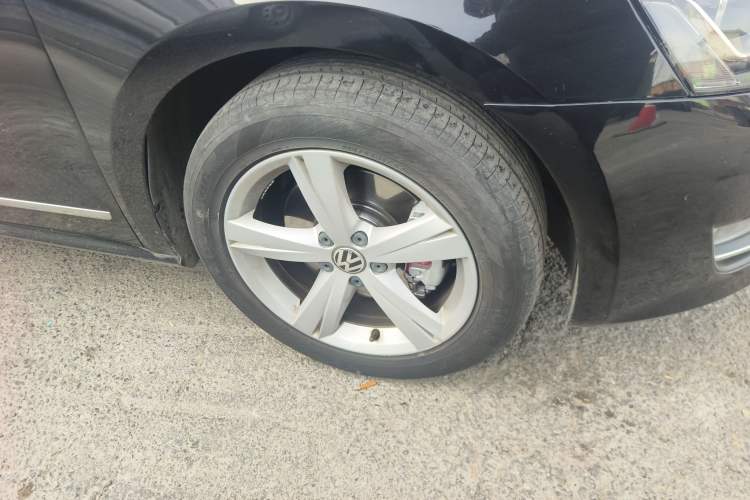 Used Volkswagen Passat 2015 1.8TSI DSG Prestige Edition Right Front Wheel Hub