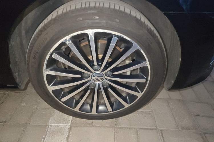 Used Volkswagen Passat 2015 1.8TSI DSG Prestige Edition Right Front Wheel Hub