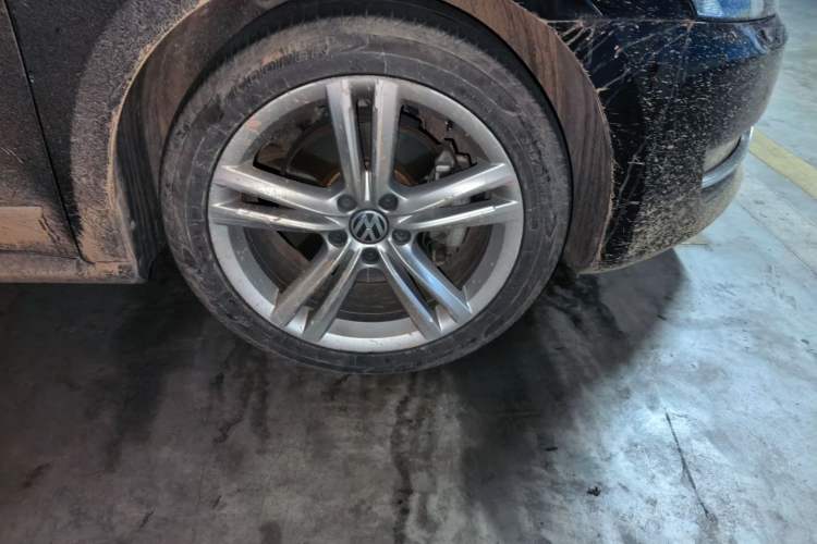 Used Volkswagen Passat 2015 1.8TSI DSG Prestige Edition Right Front Wheel Hub