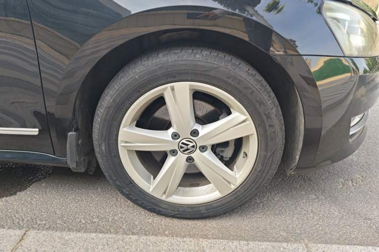 Used Volkswagen Passat 2015 1.8TSI DSG Prestige Edition Right Front Wheel Hub