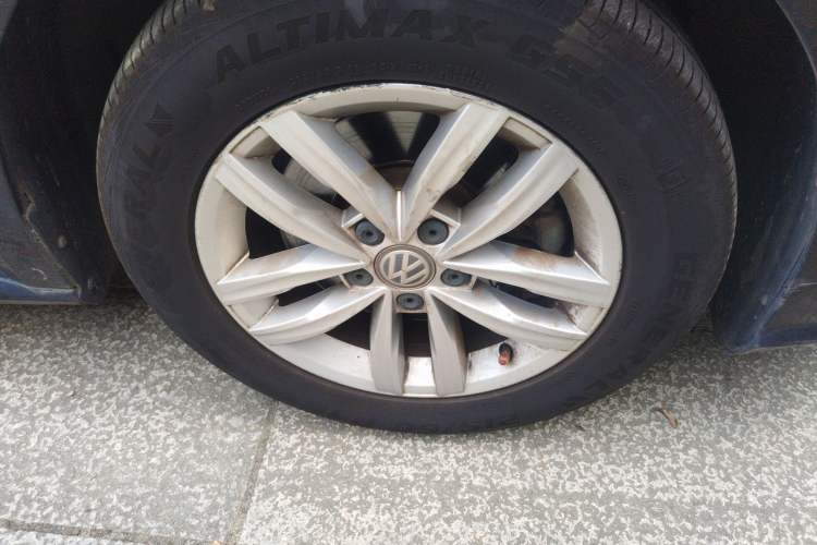 Used Volkswagen Passat 2015 1.8TSI DSG Luxury Edition Right Front Wheel Hub
