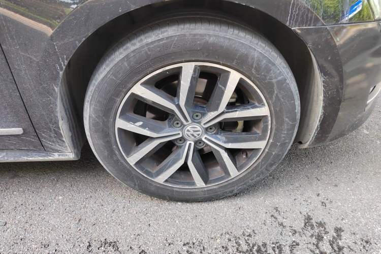 Used Volkswagen Passat 2015 1.8TSI DSG Prestige Edition Right Front Wheel Hub