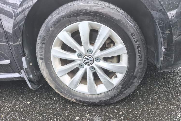 Used Volkswagen Passat 2015 1.8TSI DSG Prestige Edition Right Front Wheel Hub