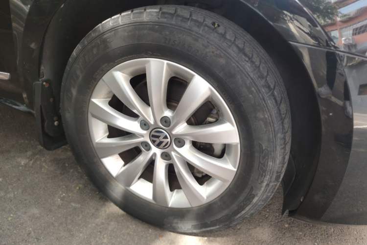 Used Volkswagen Passat 2015 1.4TSI Manual Luxury Edition Right Front Wheel Hub