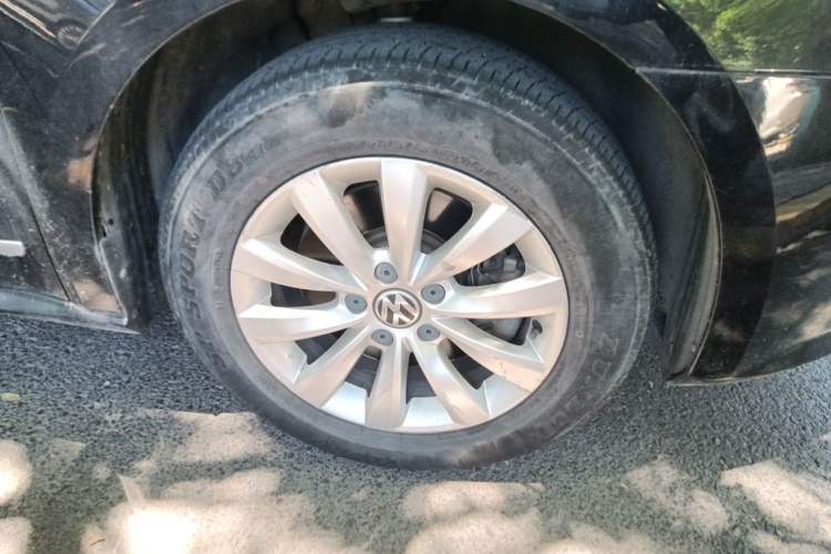 Used Volkswagen Passat 2015 1.8TSI DSG Prestige Edition Right Front Wheel Hub
