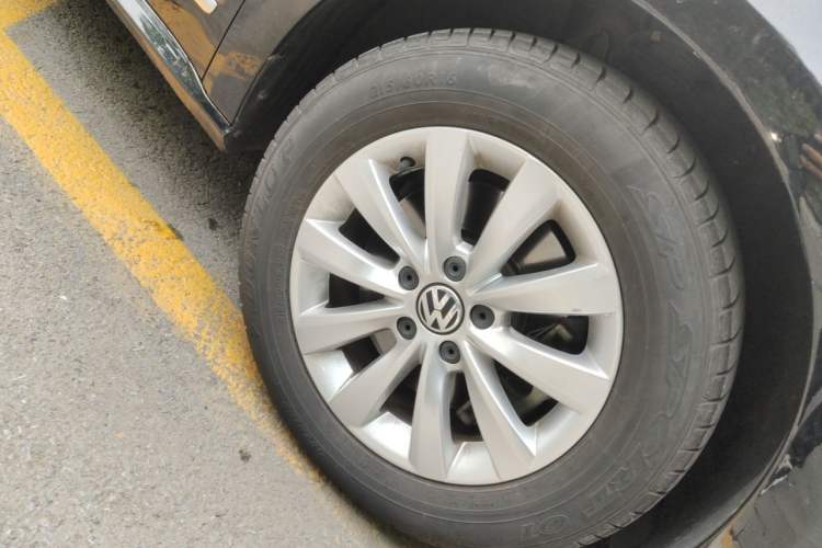 Used Volkswagen Passat 2015 1.8TSI DSG Prestige Edition Right Front Wheel Hub