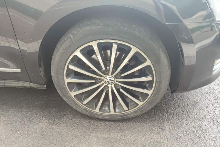 Used Volkswagen Passat 2015 1.8TSI DSG Prestige Edition Right Front Wheel Hub