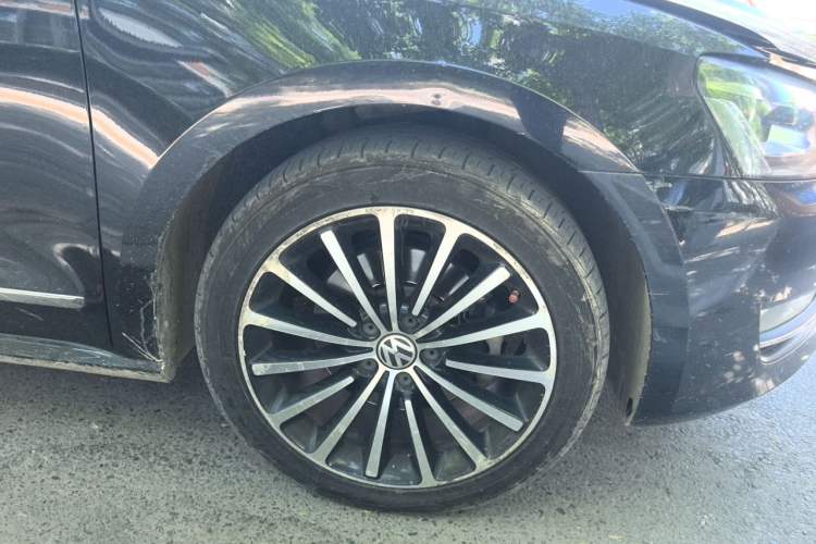 Used Volkswagen Passat 2015 1.8TSI DSG Prestige Edition Right Front Wheel Hub