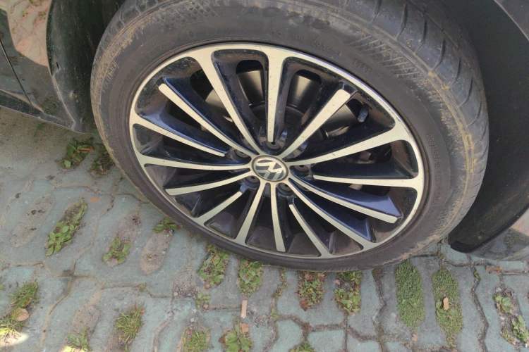 Used Volkswagen Passat 2015 1.8TSI DSG Prestige Edition Right Front Wheel Hub