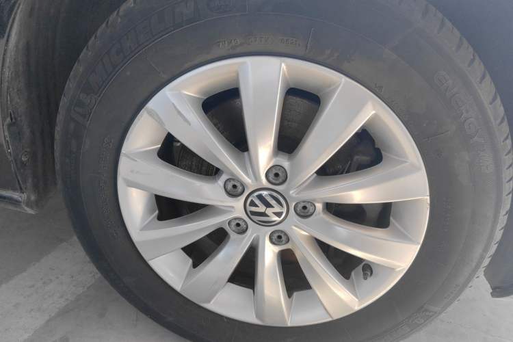 Used Volkswagen Passat 2015 1.8TSI DSG Prestige Edition Right Front Wheel Hub