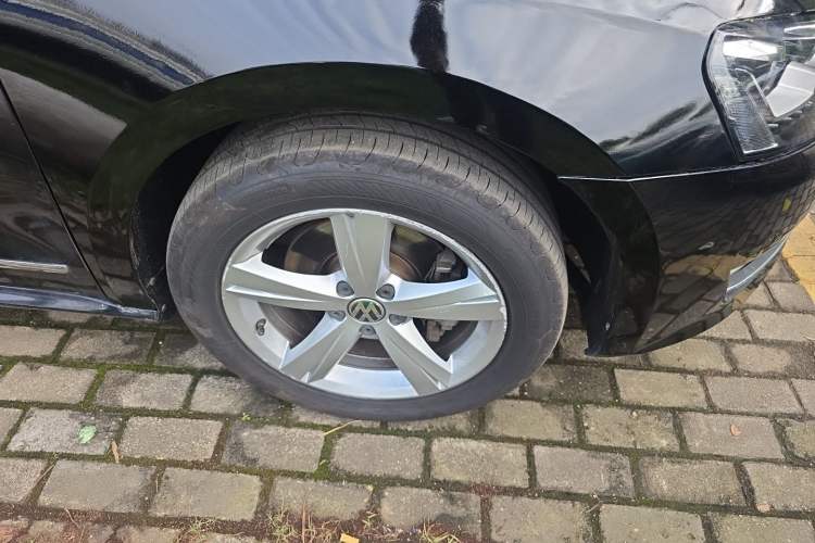 Used Volkswagen Passat 2015 1.8TSI DSG Prestige Edition Right Front Wheel Hub