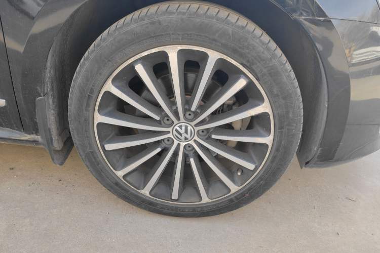 Used Volkswagen Passat 2015 1.8TSI DSG Prestige Edition Right Front Wheel Hub