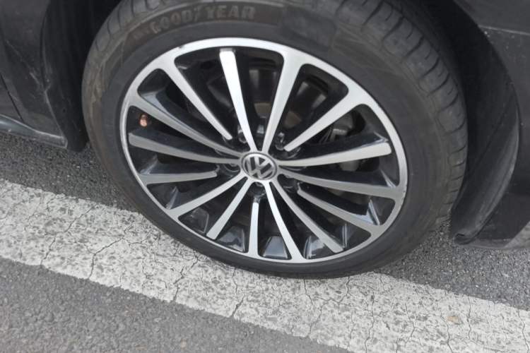 Used Volkswagen Passat 2015 1.8TSI DSG Prestige Edition Right Front Wheel Hub