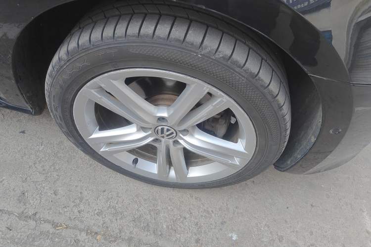 Used Volkswagen Passat 2015 1.8TSI DSG Ultimate Edition Right Front Wheel Hub