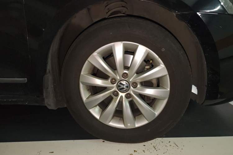 Used Volkswagen Passat 2015 1.8TSI DSG Prestige Edition Right Front Wheel Hub