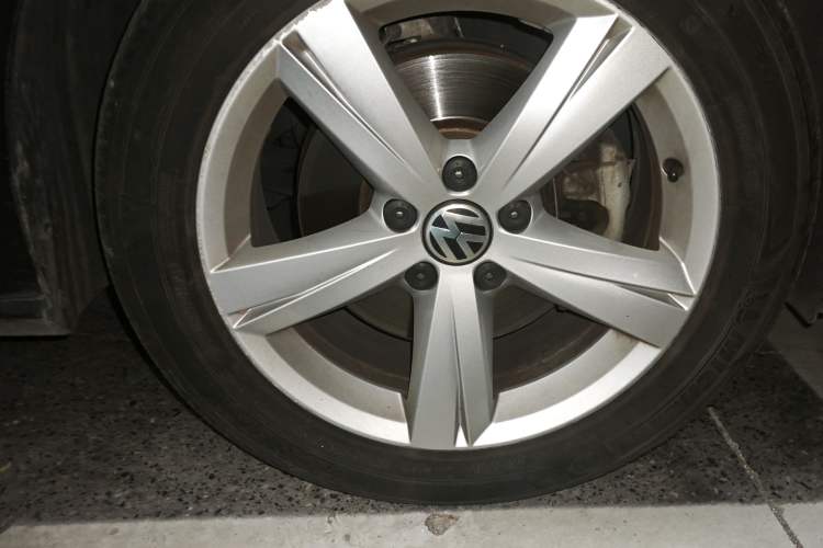 Used Volkswagen Passat 2015 1.8TSI DSG Prestige Edition Right Front Wheel Hub