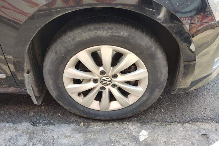Used Volkswagen Passat 2015 1.8TSI DSG Prestige Edition Right Front Wheel Hub