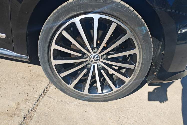Used Volkswagen Passat 2015 1.8TSI DSG Prestige Edition Right Front Wheel Hub