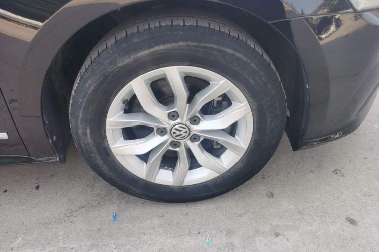 Used Volkswagen Passat  Right Front Wheel Hub