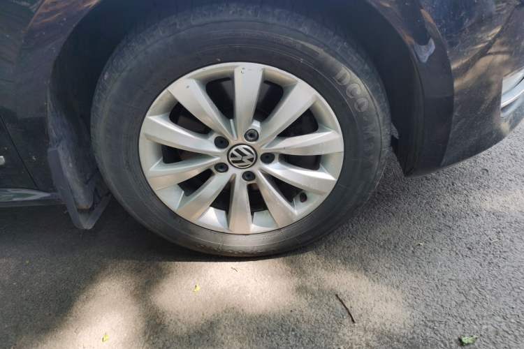 Used Volkswagen Passat 2015 1.8TSI DSG Prestige Edition Right Front Wheel Hub