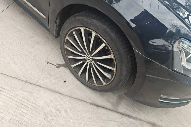 Used Volkswagen Passat 2015 1.8TSI DSG Prestige Edition Right Front Wheel Hub