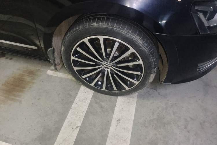 Used Volkswagen Passat 2015 1.8TSI DSG Prestige Edition Right Front Wheel Hub