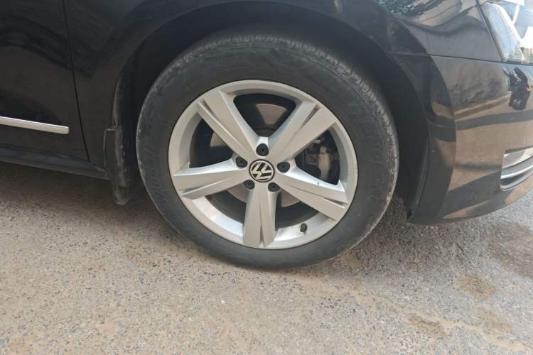 Used Volkswagen Passat 2015 1.8TSI DSG Prestige Edition Right Front Wheel Hub