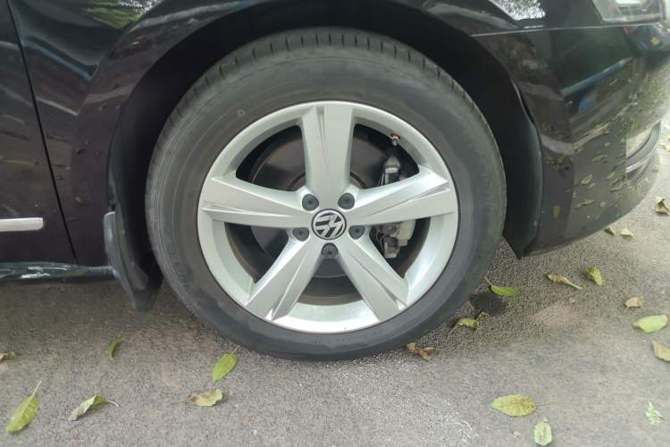 Used Volkswagen Passat 2015 1.8TSI DSG Prestige Edition Right Front Wheel Hub