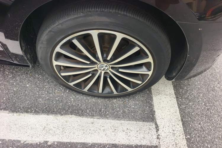 Used Volkswagen Passat 2015 1.8TSI DSG Prestige Edition Right Front Wheel Hub