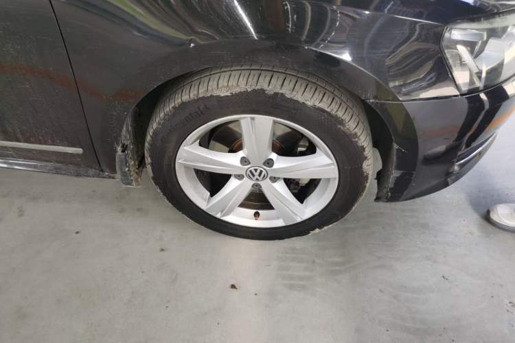 Used Volkswagen Passat 2015 1.8TSI DSG Prestige Edition Right Front Wheel Hub