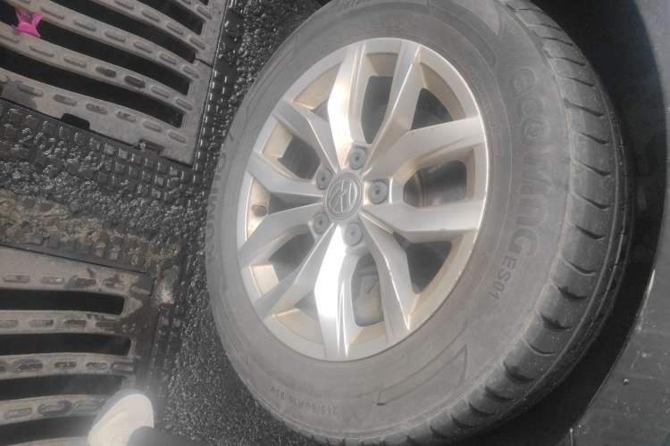 Used Volkswagen Passat 2015 1.8TSI DSG Luxury Edition Right Front Wheel Hub