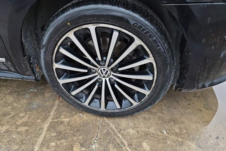 Used Volkswagen Passat 2015 1.8TSI DSG Prestige Edition Right Front Wheel Hub