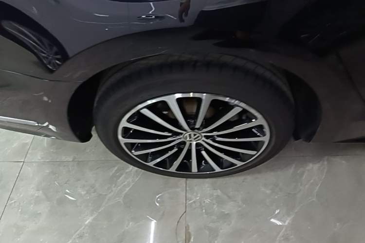 Used Volkswagen Passat 2015 1.8TSI DSG Prestige Edition Right Rear Wheel Hub