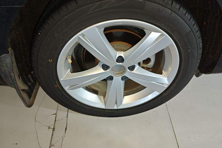 Used Volkswagen Passat 2015 1.8TSI DSG Prestige Edition Right Rear Wheel Hub