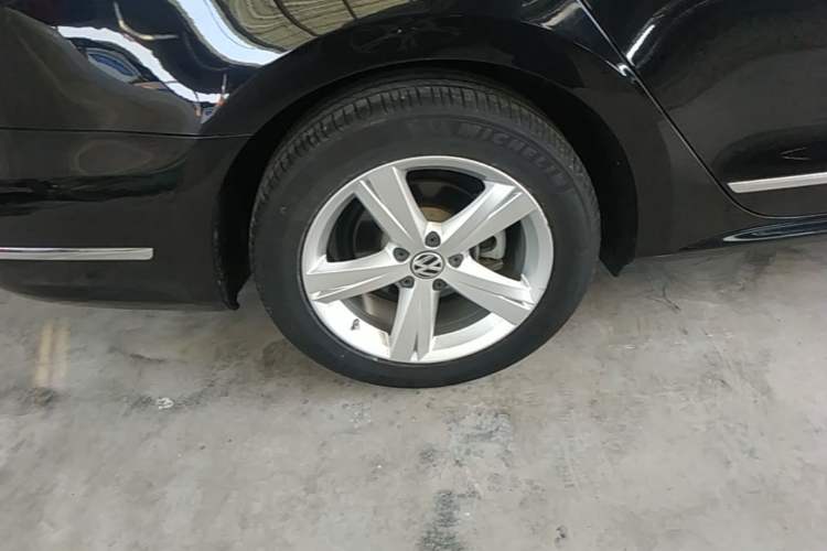 Used Volkswagen Passat 2015 1.8TSI DSG Prestige Edition Right Rear Wheel Hub