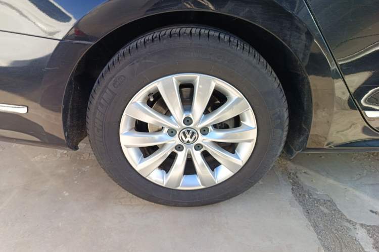Used Volkswagen Passat 2015 1.8TSI DSG Prestige Edition Right Rear Wheel Hub