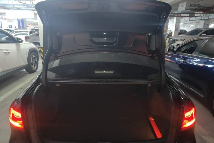 Used Volkswagen Passat 2015 1.8TSI DSG Prestige Edition Trunk