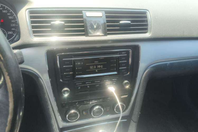 Used Volkswagen Passat 2015 1.8TSI DSG Prestige Edition Audio And AC Panel