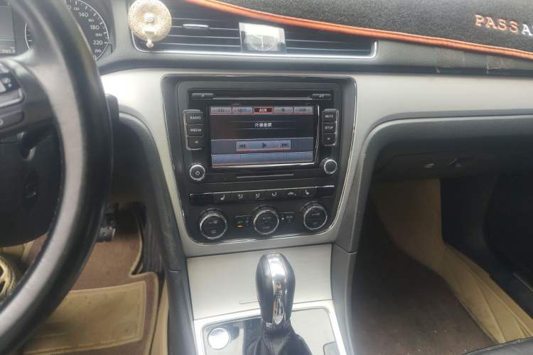 Used Volkswagen Passat 2015 1.8TSI DSG Prestige Edition Audio And AC Panel