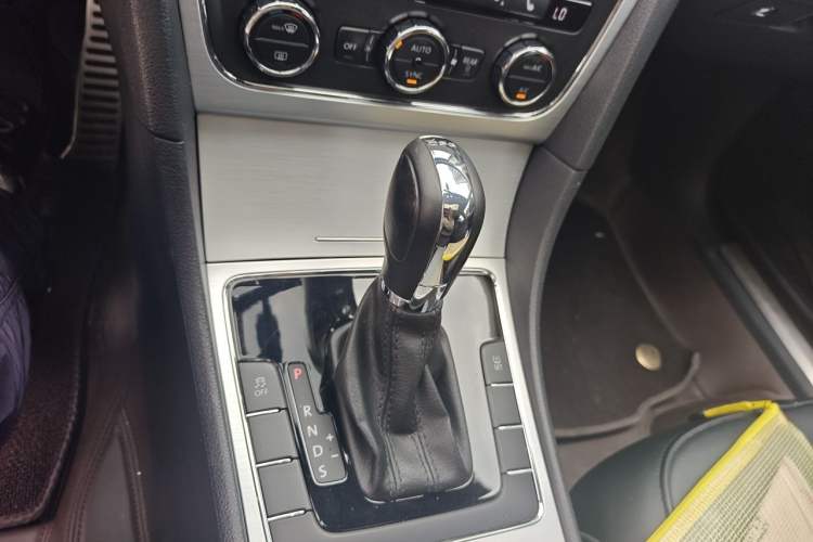 Used Volkswagen Passat 2015 1.8TSI DSG Prestige Edition Gear Lever