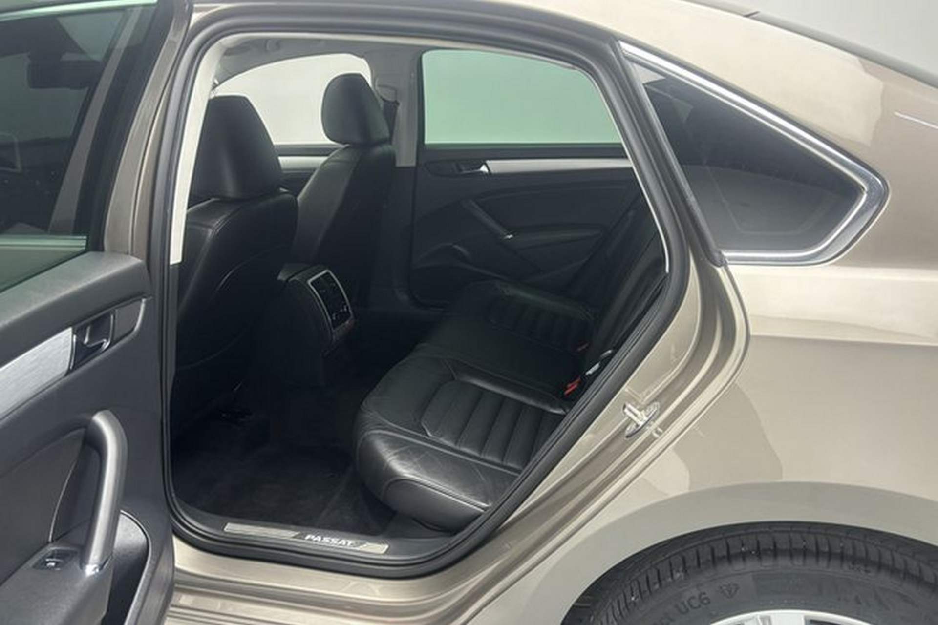 Used Volkswagen Passat 2015 1.8TSI DSG Prestige Edition Interior 3