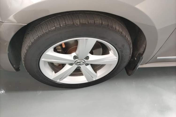 Used Volkswagen Passat 2015 1.8TSI DSG Prestige Edition Left Front Wheel Hub