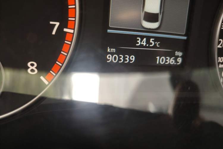 Used Volkswagen Passat 2015 1.8TSI DSG Prestige Edition Odometer Close Up